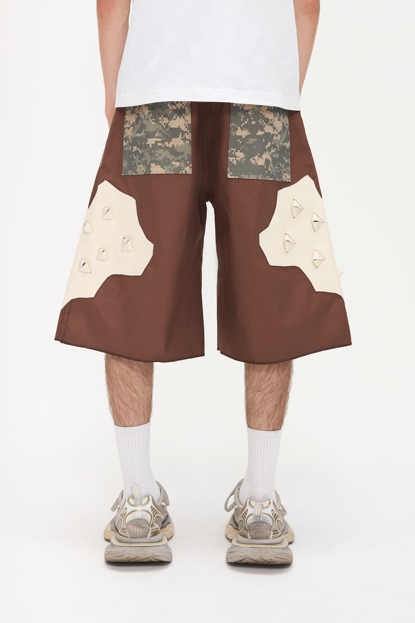 - Baggy fit<br />- GORETEX brown fabric<br />- White 3-D croco leather patches