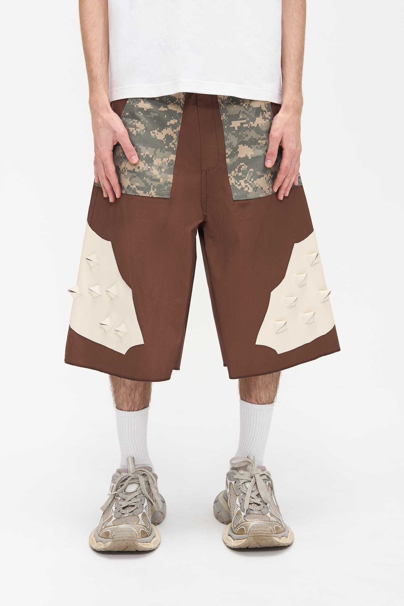 - Baggy fit<br />- GORETEX brown fabric<br />- White 3-D croco leather patches