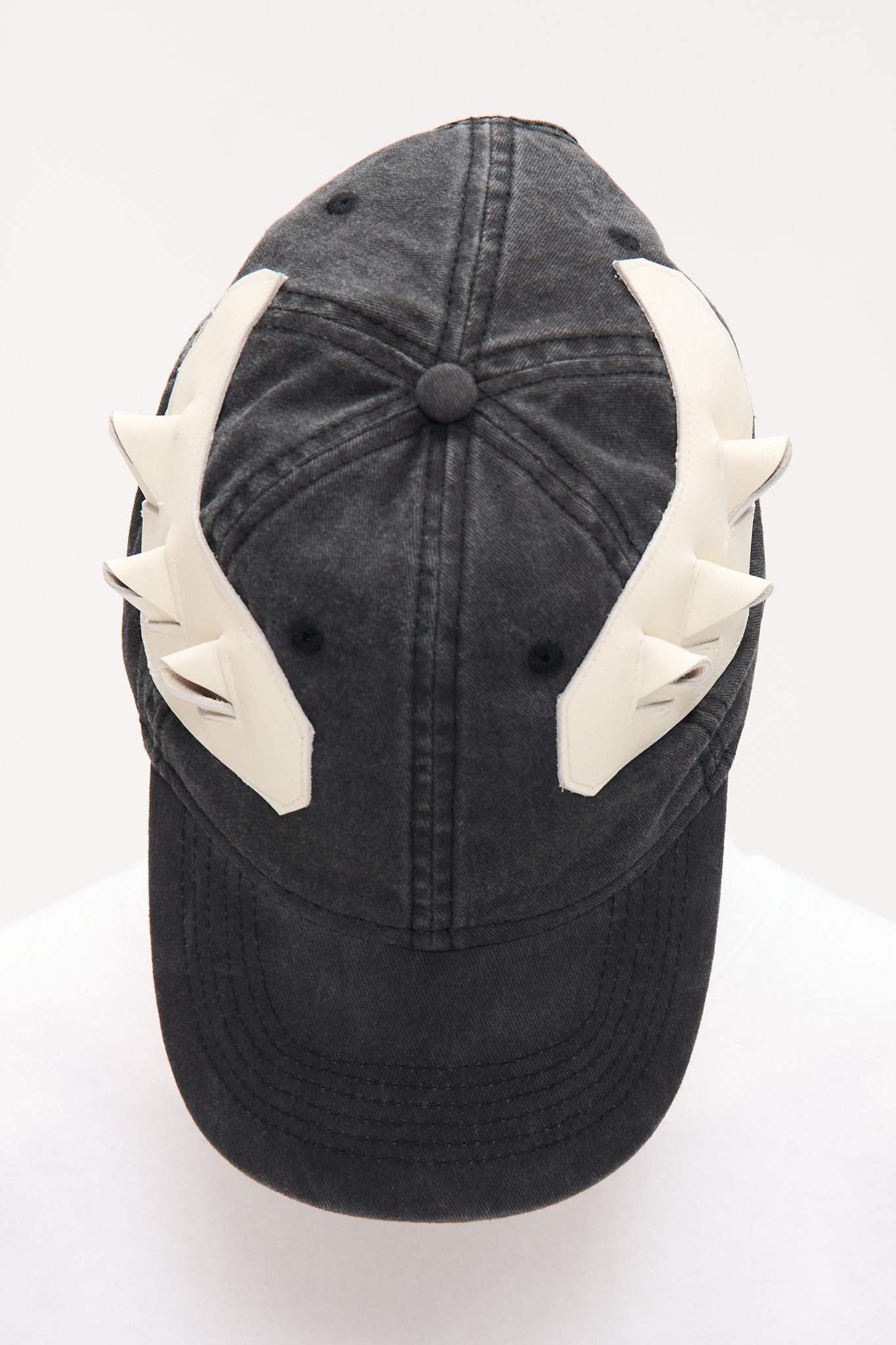 - Adjustable cap<br />- White croco 3-D leather patches<br />