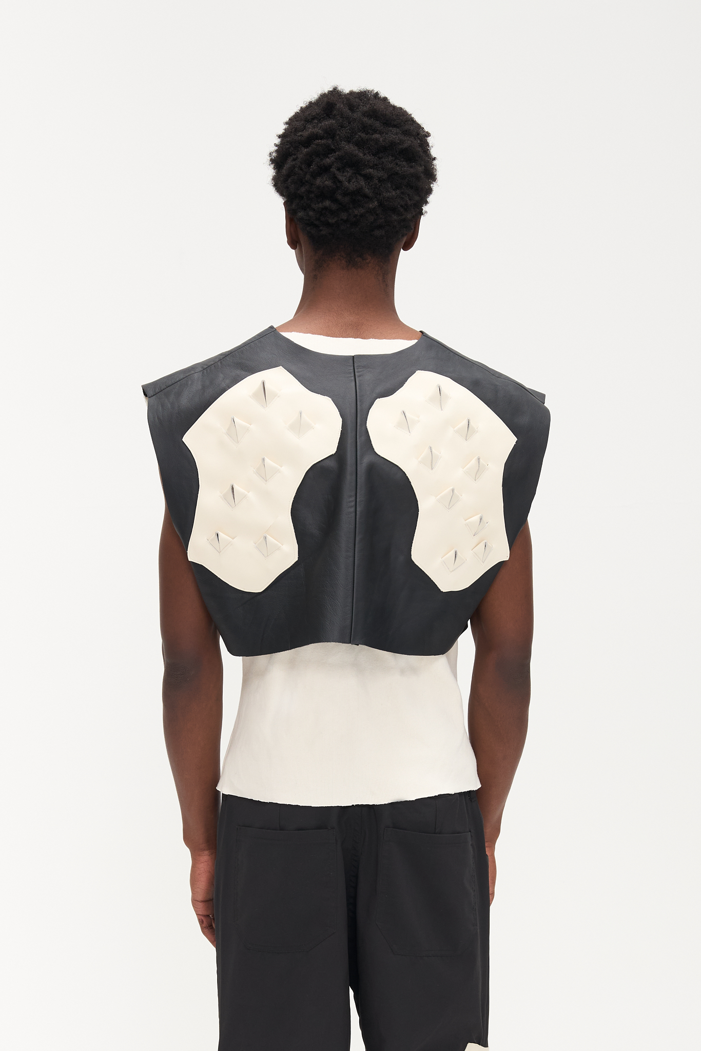 - Croptop vest<br />- White croco 3-D leather patches