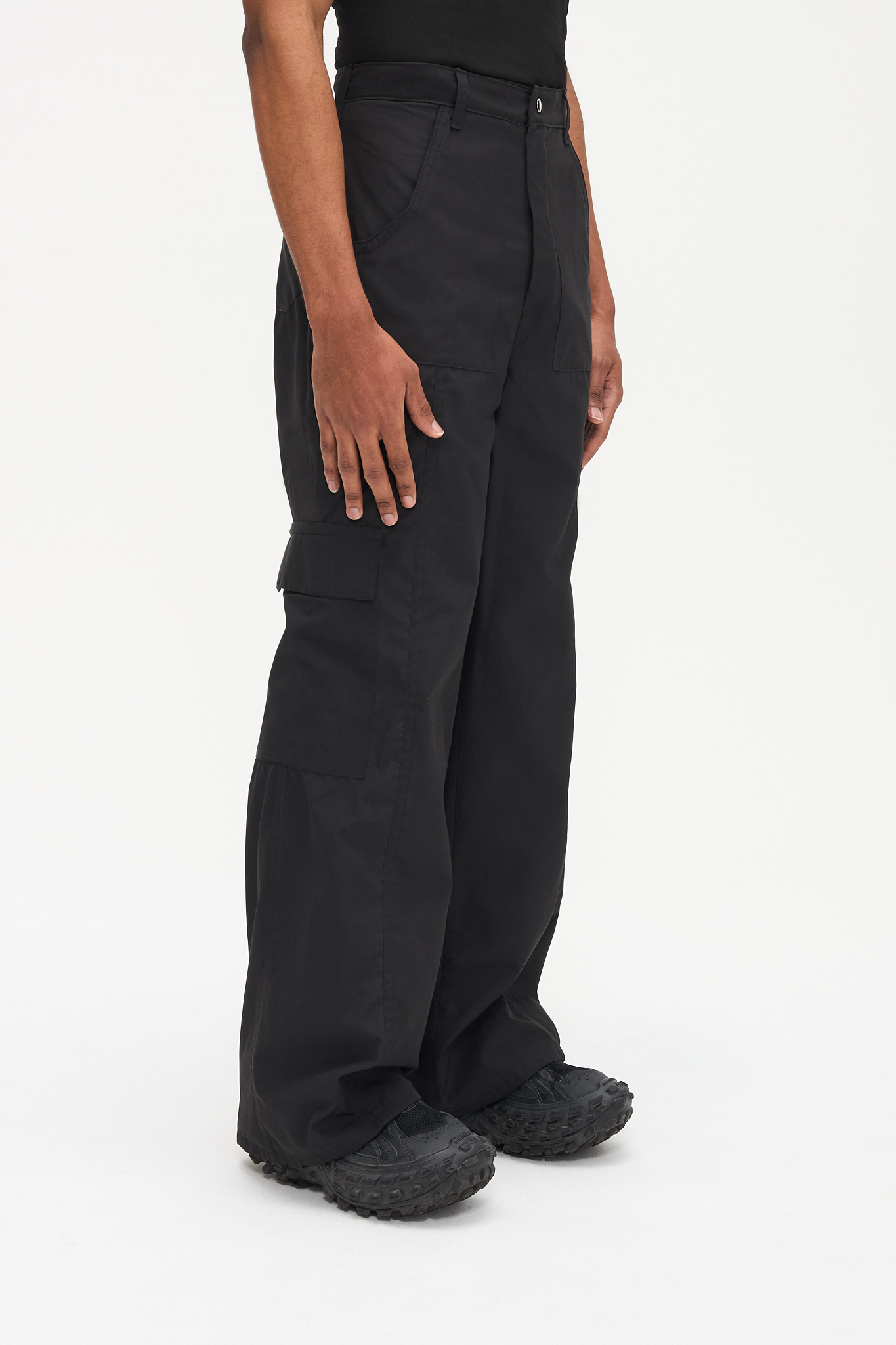 - Straight fit<br />- Nylon water resistant fabric<br />- Cargo pockets