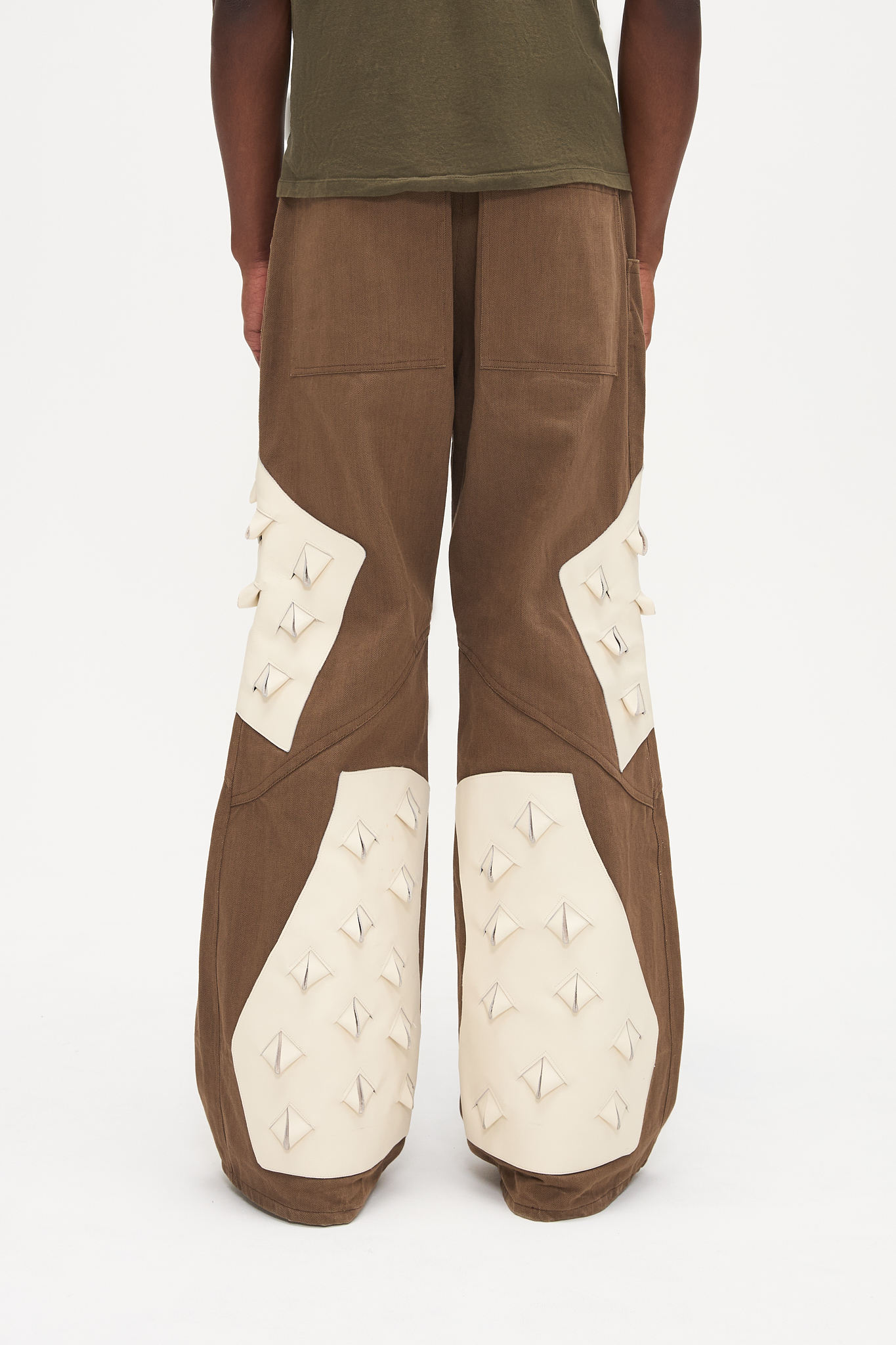 - Flared fit<br />- Deadstock brown denim<br />- White croco 3-D leather patches