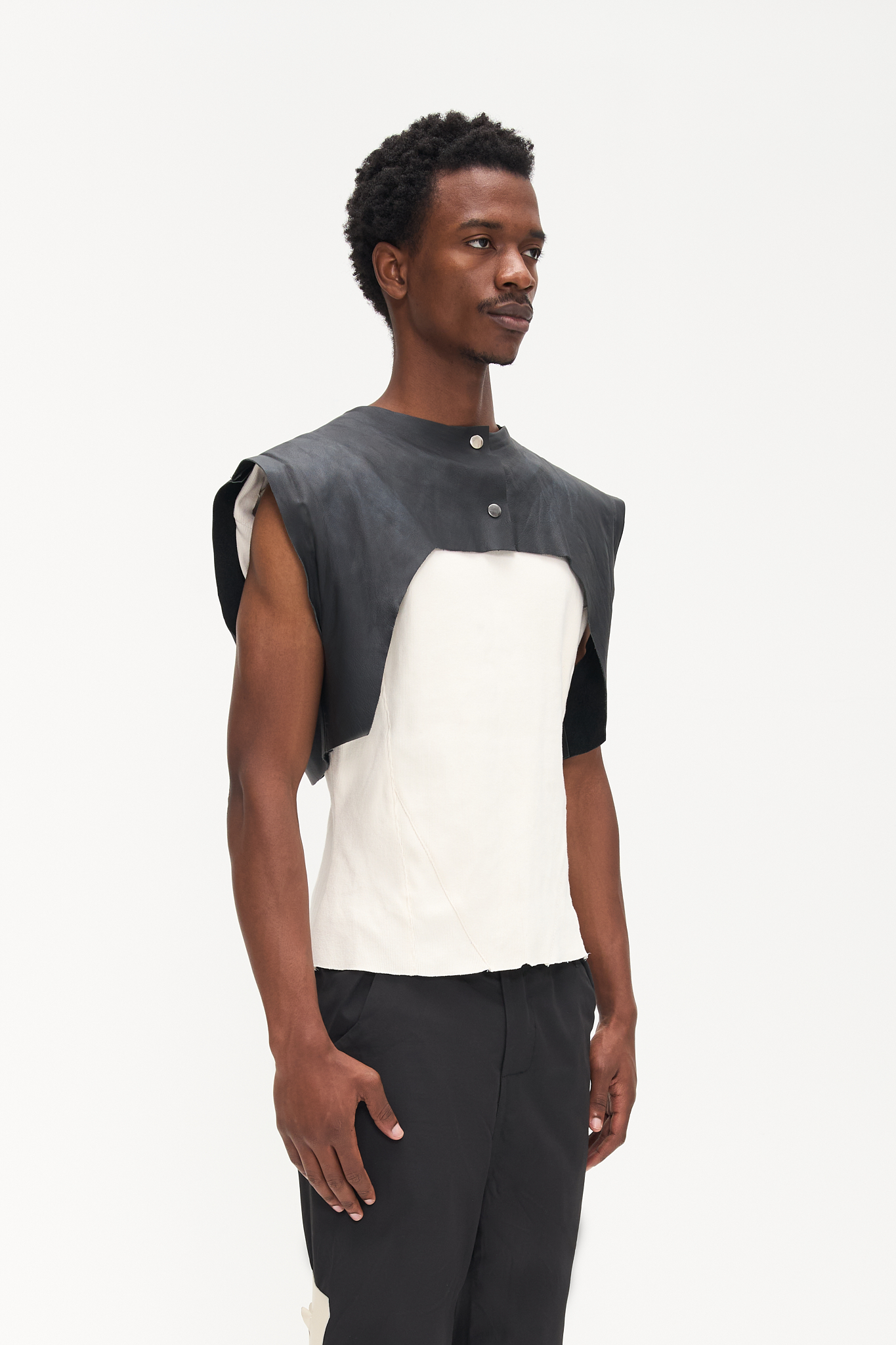 - Croptop vest<br />- White croco 3-D leather patches