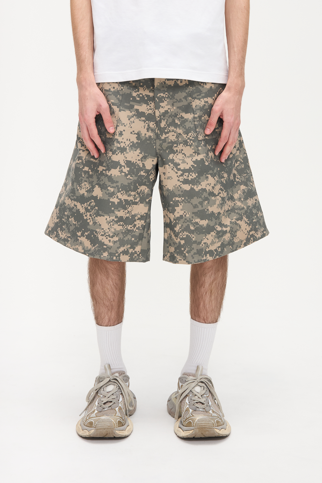- Baggy fit<br />- GORETEX digital camp fabric<br />