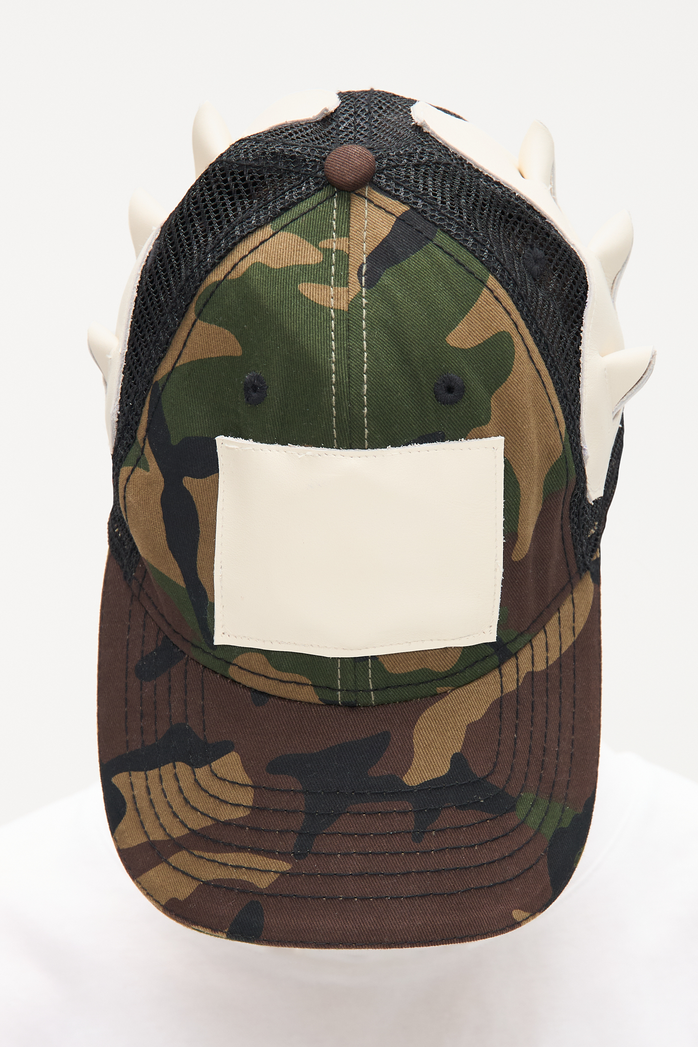 - Adjustable cap<br />- Dark camoflage print<br />- White croco 3-D leather patches<br />
